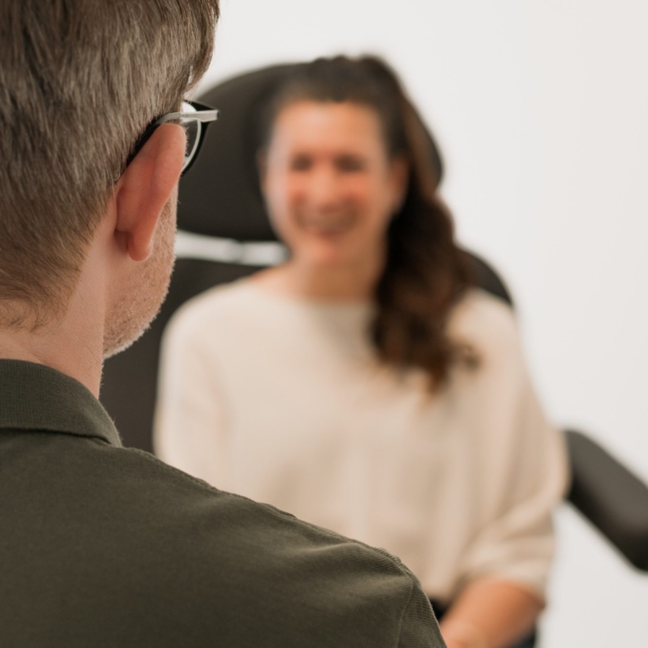 Moderne Ästhetik trifft auf Minimalismus Gespräch zwischen zwei Personen, eine sitzt, die andere blickt sie an.